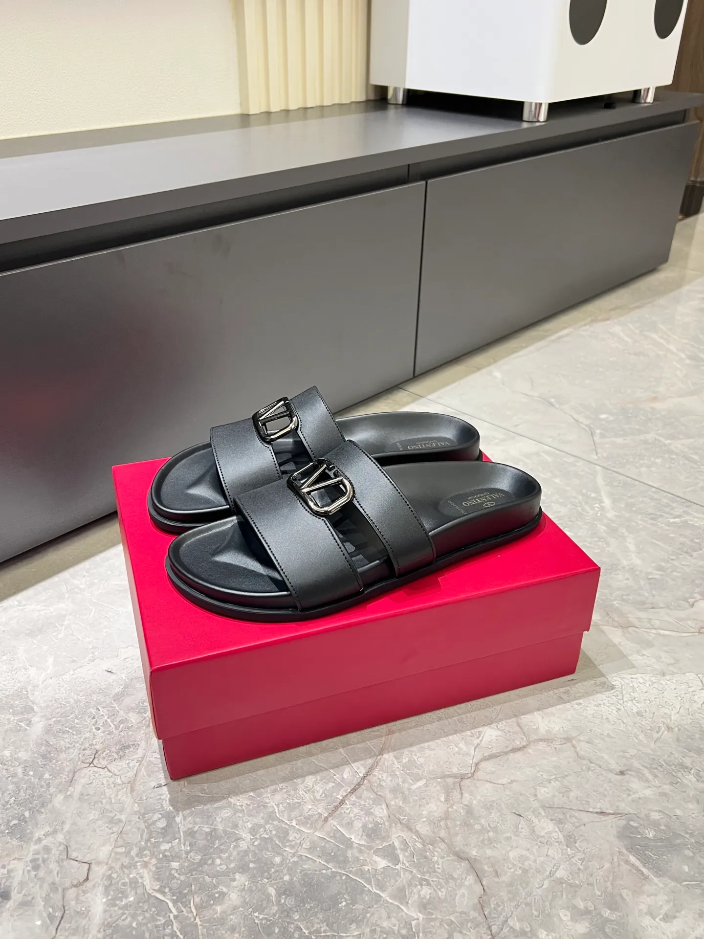 Men's shoes 💰p300 VALENTINO Men's 🧍‍♂️ Spring and summer new style metal logo flat slippers, elegant sandals, the same style worn by celebrities, original molding, imported calfskin. Rubber outsole. Soft and durable, full set of counter packaging size: 39-44 (.45.46 customized)